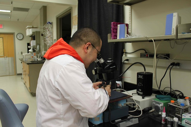 Photo of Hiro Ohshiro at the lab